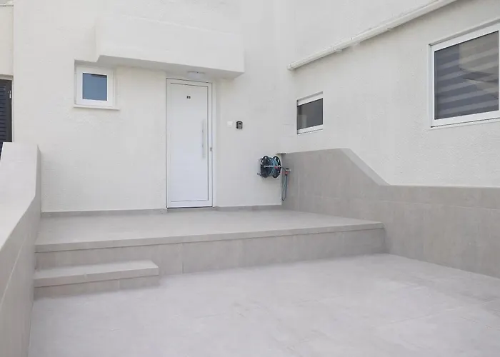 Apartamento Lovely By The